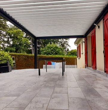 Pergola bioclimatique en aluminium avec 3 stores et lames orientables