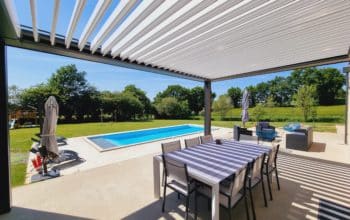 Pergola bioclimatique Cholet en alu noir avec stores et led