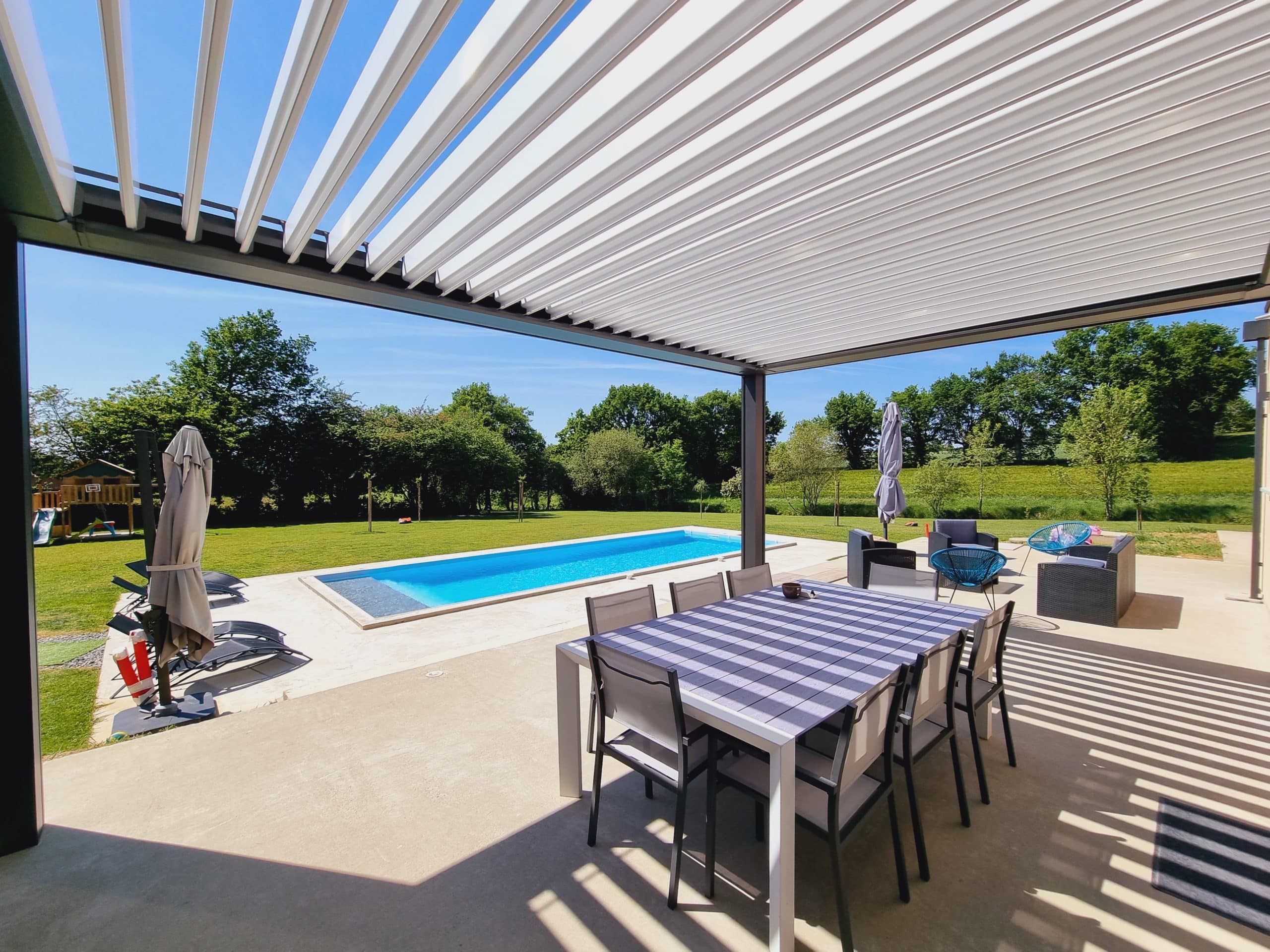 Pergola bioclimatique Akena : Pergolas aluminium sur mesure