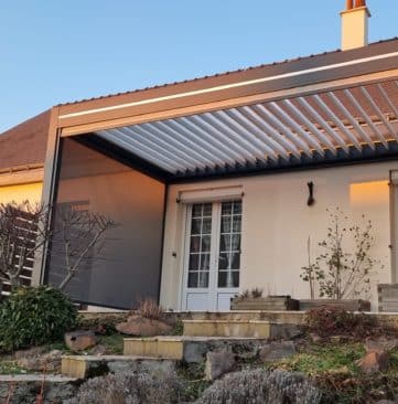 pergola en hauteur sur terrasse contre une maison