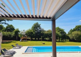 Pergola bioclimatique Cholet à lames orientables et stores