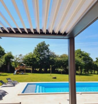 Pergola bioclimatique Cholet à lames orientables et stores