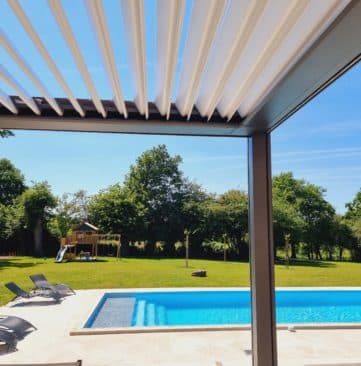 Pergola bioclimatique Cholet à lames orientables et stores