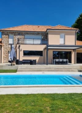 Pergola bioclimatique Cholet en alu noir avec lames orientables et stores intégrés aux poutres