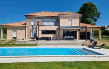 Pergola bioclimatique Cholet en alu noir avec lames orientables et stores intégrés aux poutres