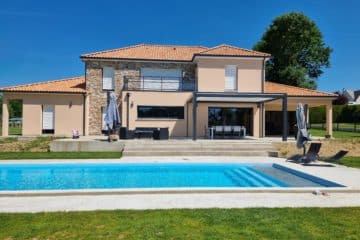 Pergola bioclimatique Cholet en alu noir avec lames orientables et stores intégrés aux poutres