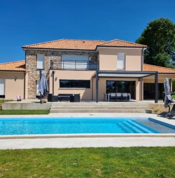 Pergola bioclimatique Cholet en alu noir avec lames orientables et stores intégrés aux poutres