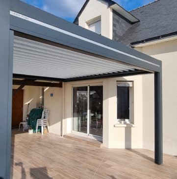 pergola bioclimatique en alu grise anthracite avec éclairage