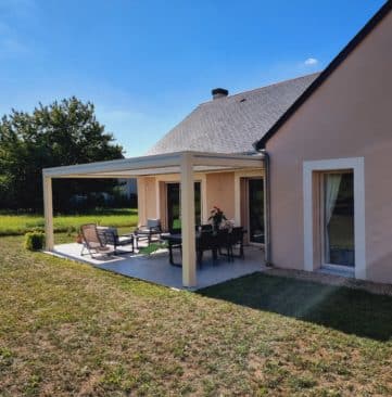 Pergola bioclimatique saumur avec salon de jardin aménagé