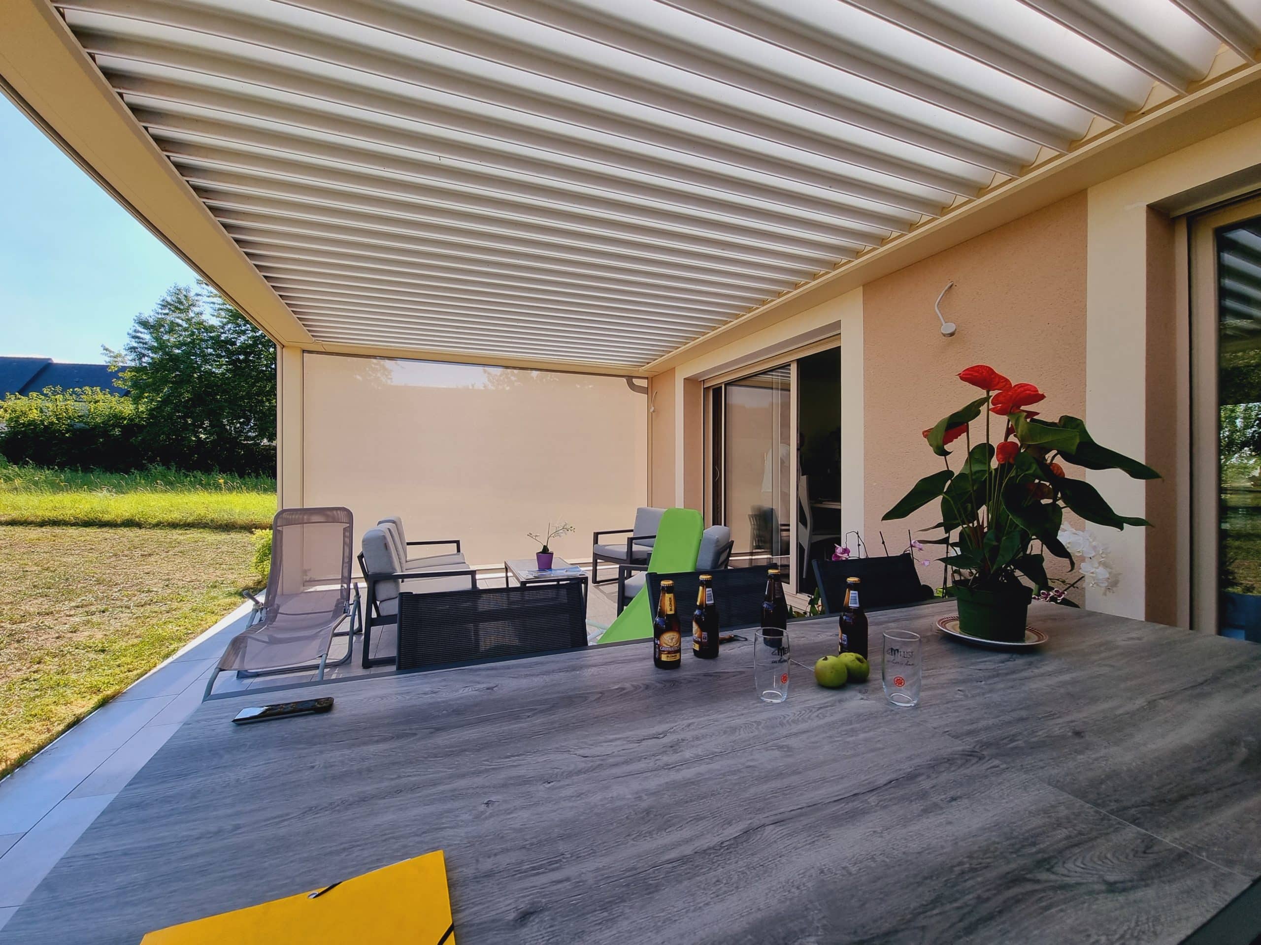 Pergola bioclimatique saumur avec lames orientables et stores