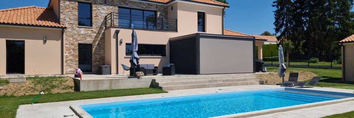 Pergola bioclimatique Cholet devant une piscine en alu