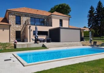 Pergola bioclimatique Cholet devant une piscine en alu