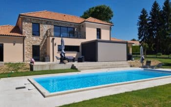 Pergola bioclimatique Cholet devant une piscine en alu