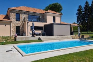 Pergola bioclimatique Cholet devant une piscine en alu