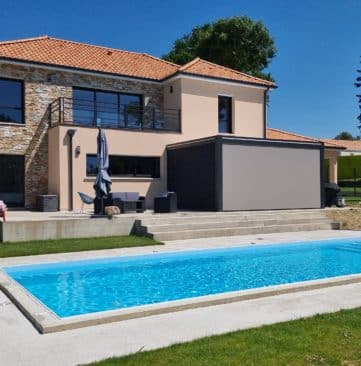 Pergola bioclimatique Cholet devant une piscine en alu