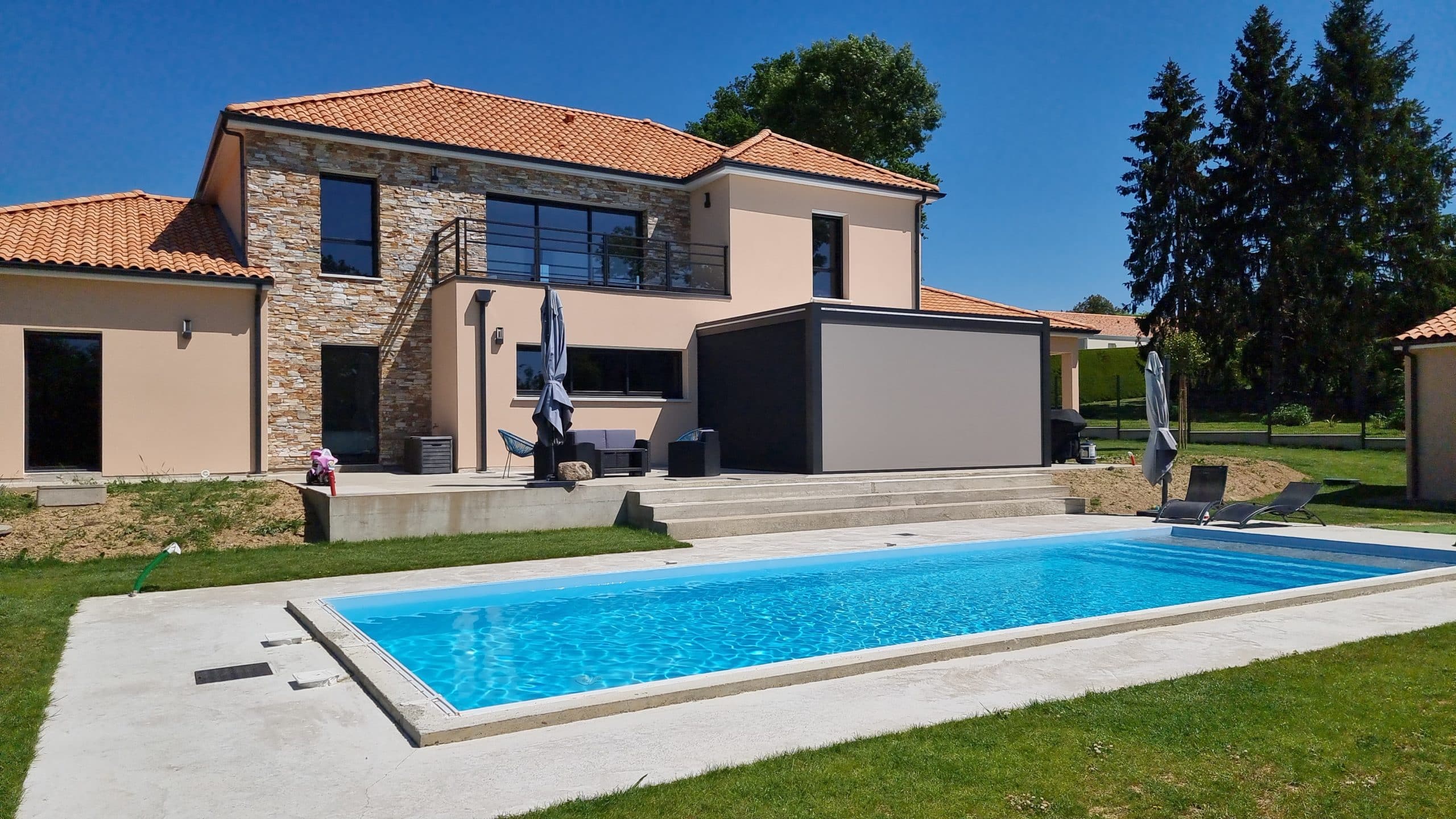 Pergola bioclimatique Cholet devant une piscine en alu