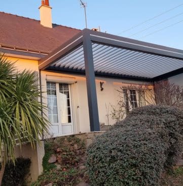 pergola contre une maison en hauteur avec marche