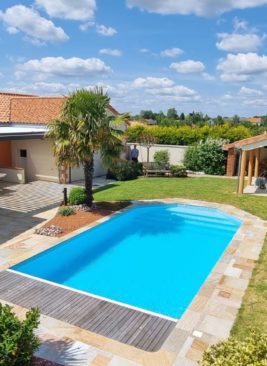 Pergola bioclimatique devant piscine