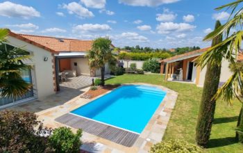 Pergola bioclimatique devant piscine