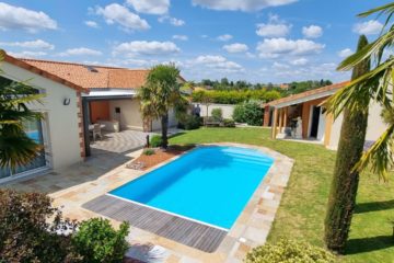 Pergola bioclimatique devant piscine