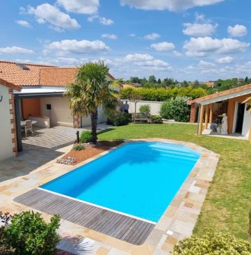 Pergola bioclimatique devant piscine