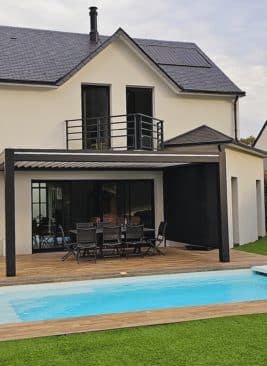Pergola bioclimatique noire devant piscine