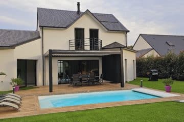 Pergola bioclimatique noire devant piscine