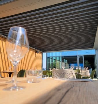 pergola alu et bardage bois à Angers (restaurant La Pala)