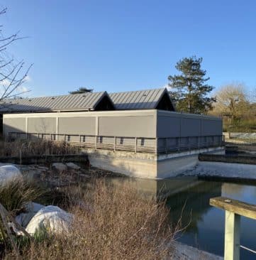 immense pergola bioclimatique fermée pour restaurant