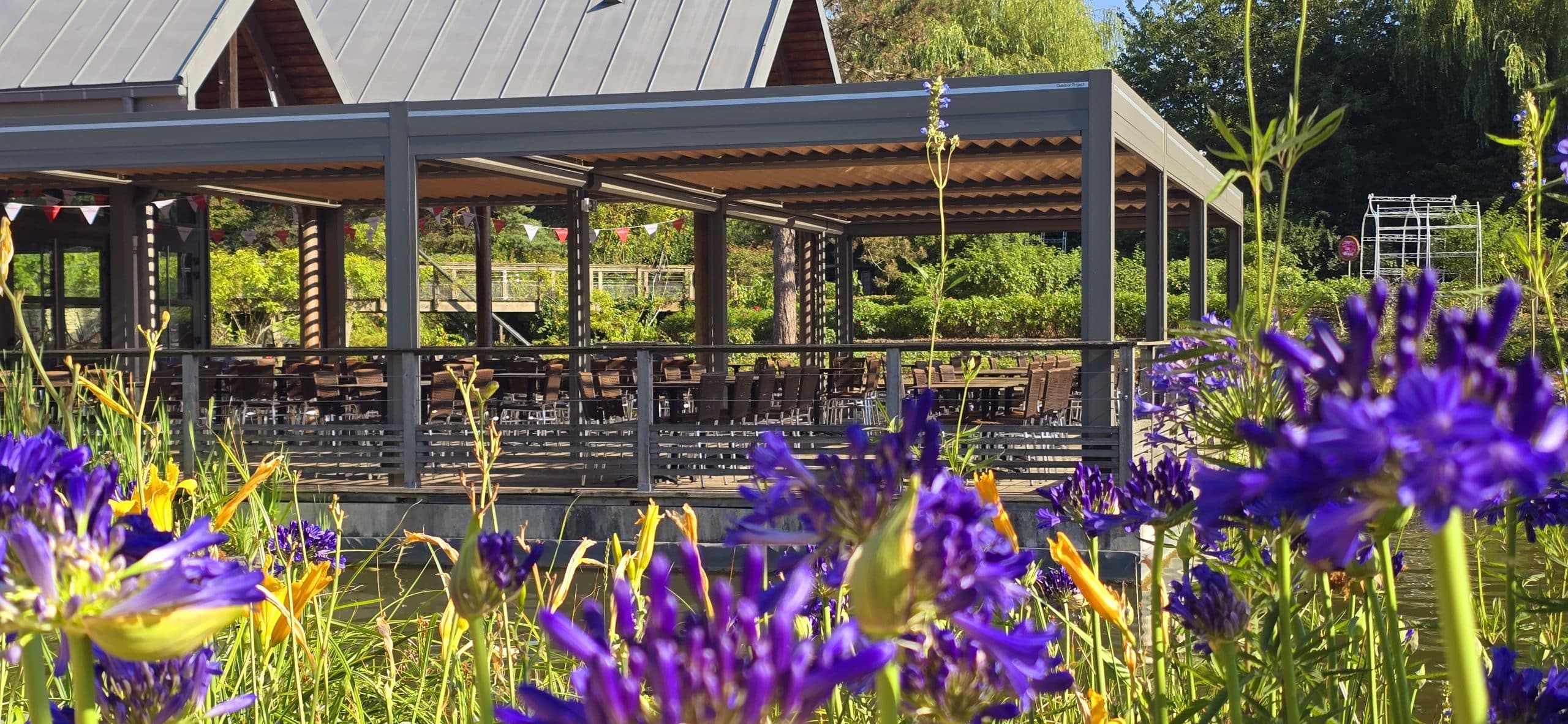 pergola bioclimatique du restaurant de Terra Botanica (49)