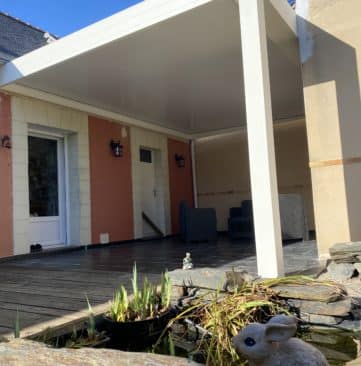 Pergola toit fixe blanche adossée entre maison et garage à Trélazé